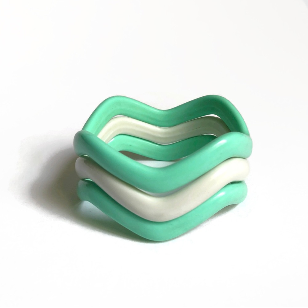 Vintage zigzag acrylic bangles. Grey and green.